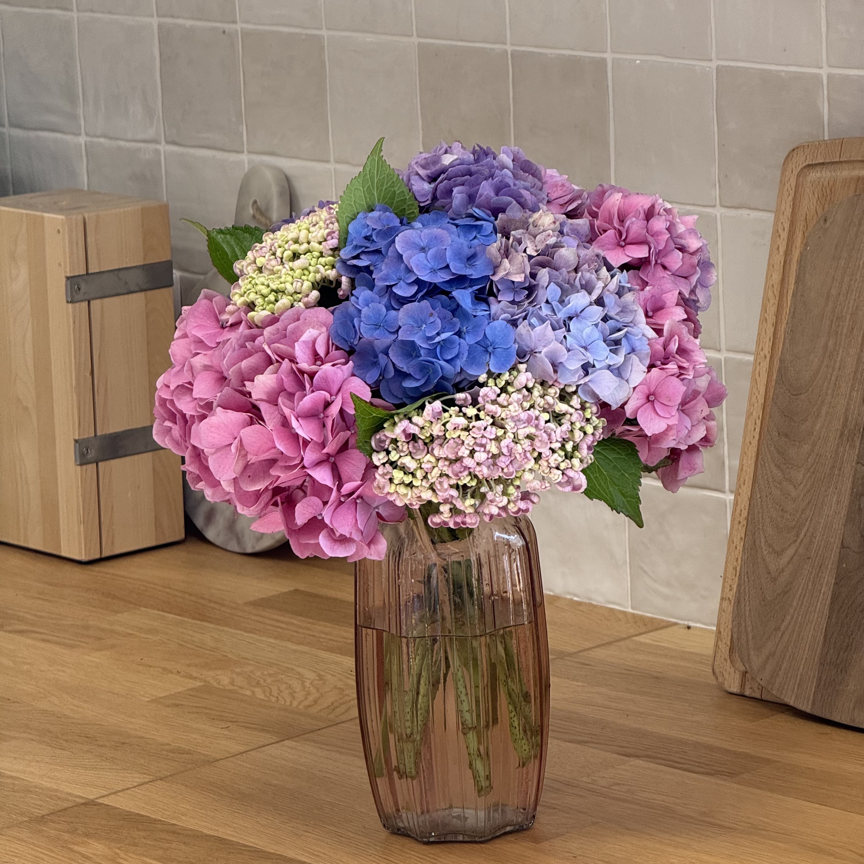 Des fleurs dans chaque pièce ! Comment fleurir son intérieur selon la lumière, l’espace et le style déco.