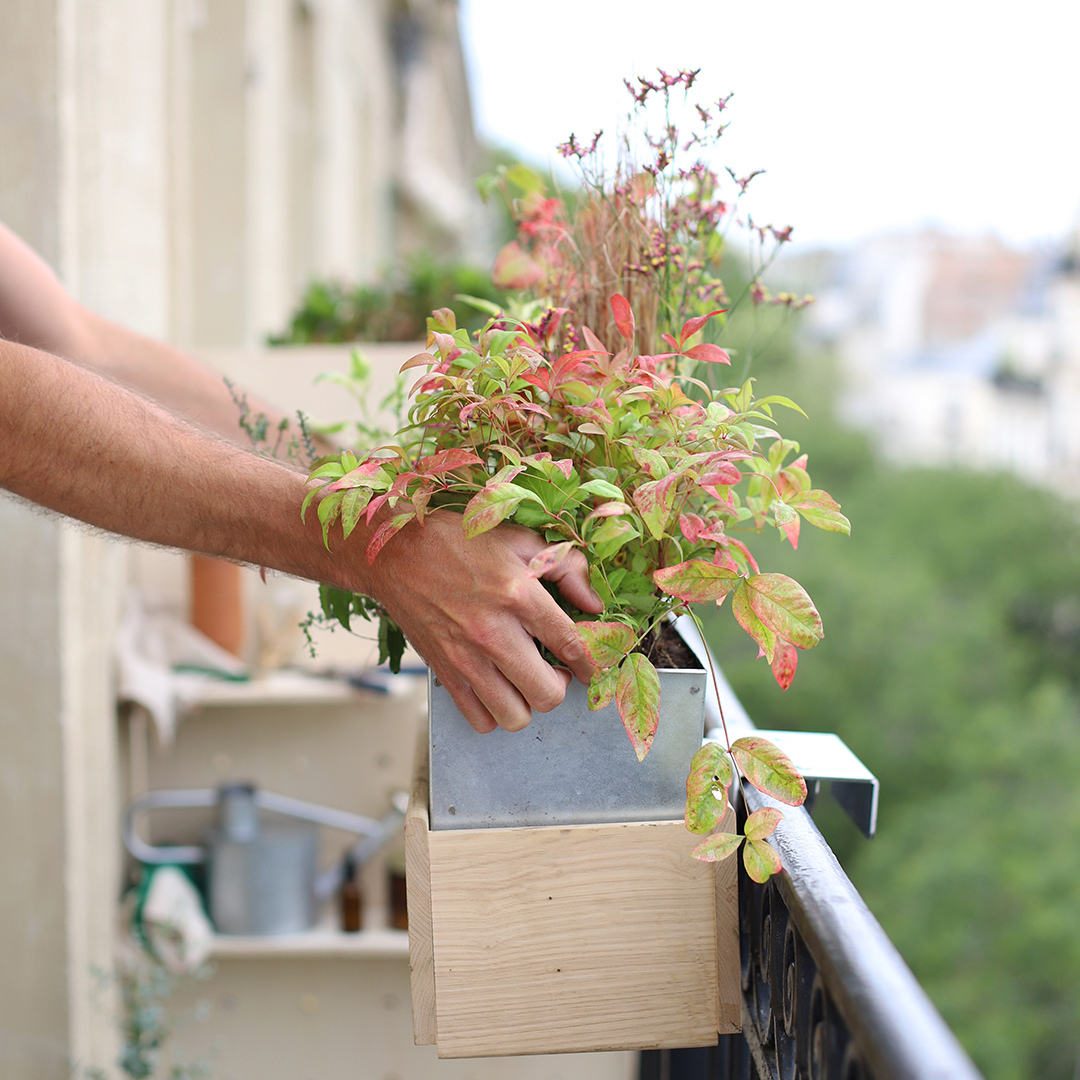 Comment fixer l’accroche de la jardinière à sa rambarde ?