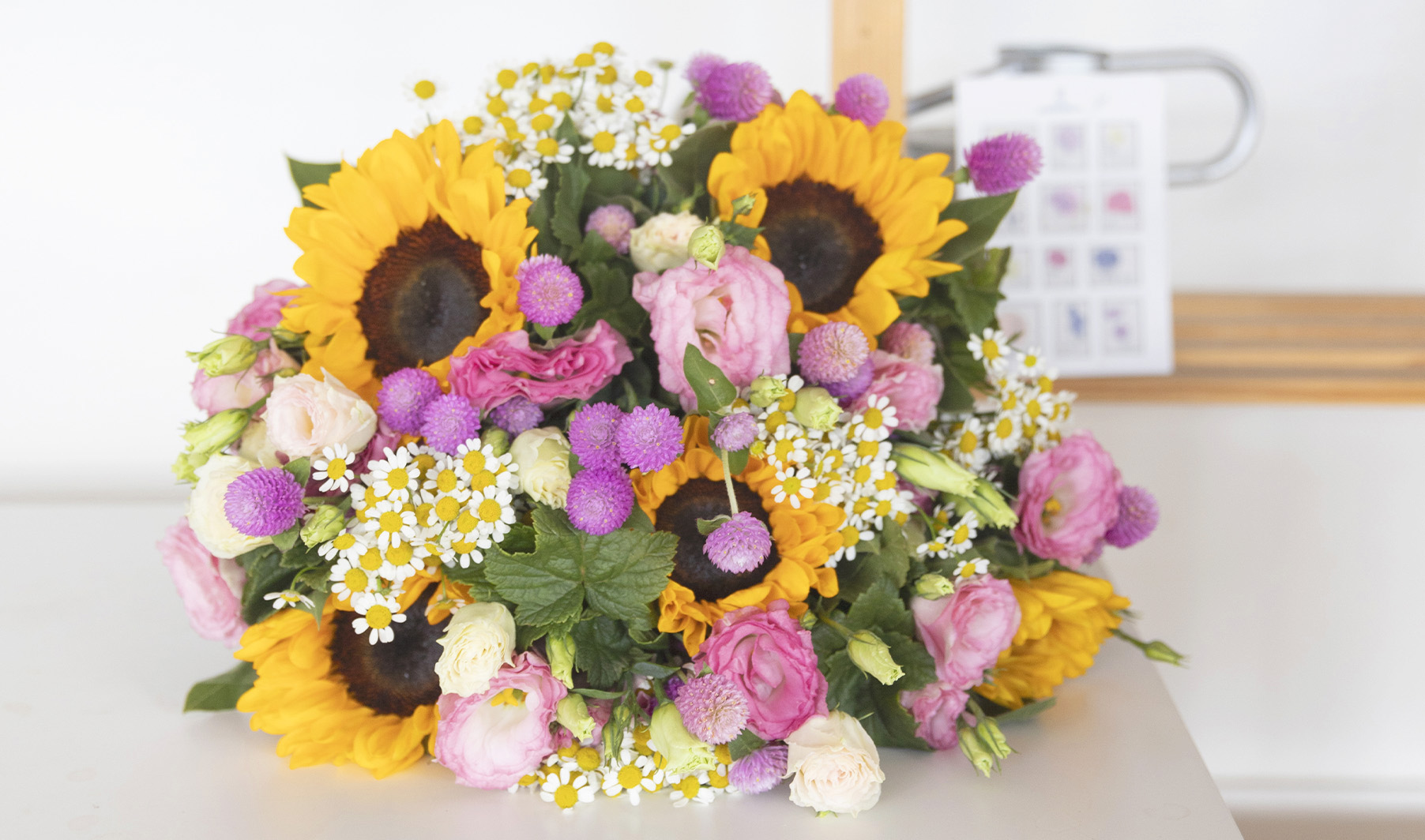 Le bouquet surprise de fleurs fraîches et de saison, livré chez vous au jour de votre choix.
