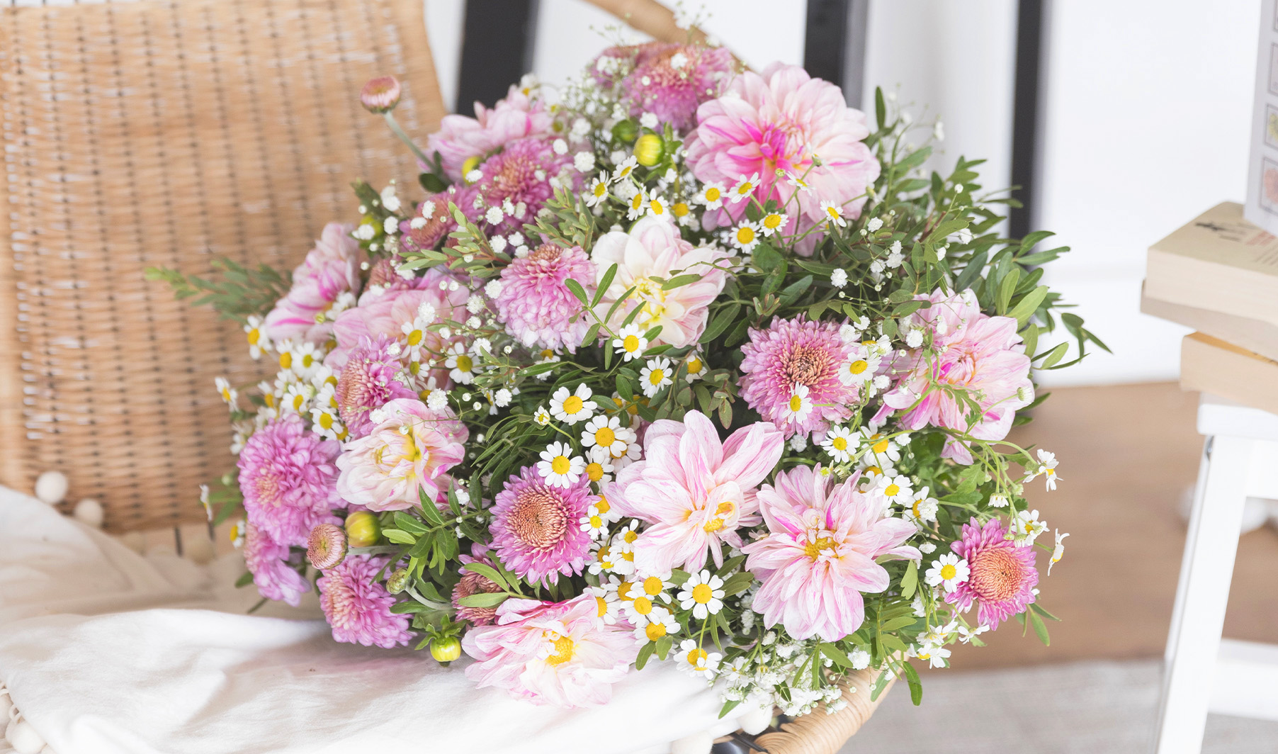 Le bouquet surprise de fleurs fraîches et de saison, livré chez vous au jour de votre choix.